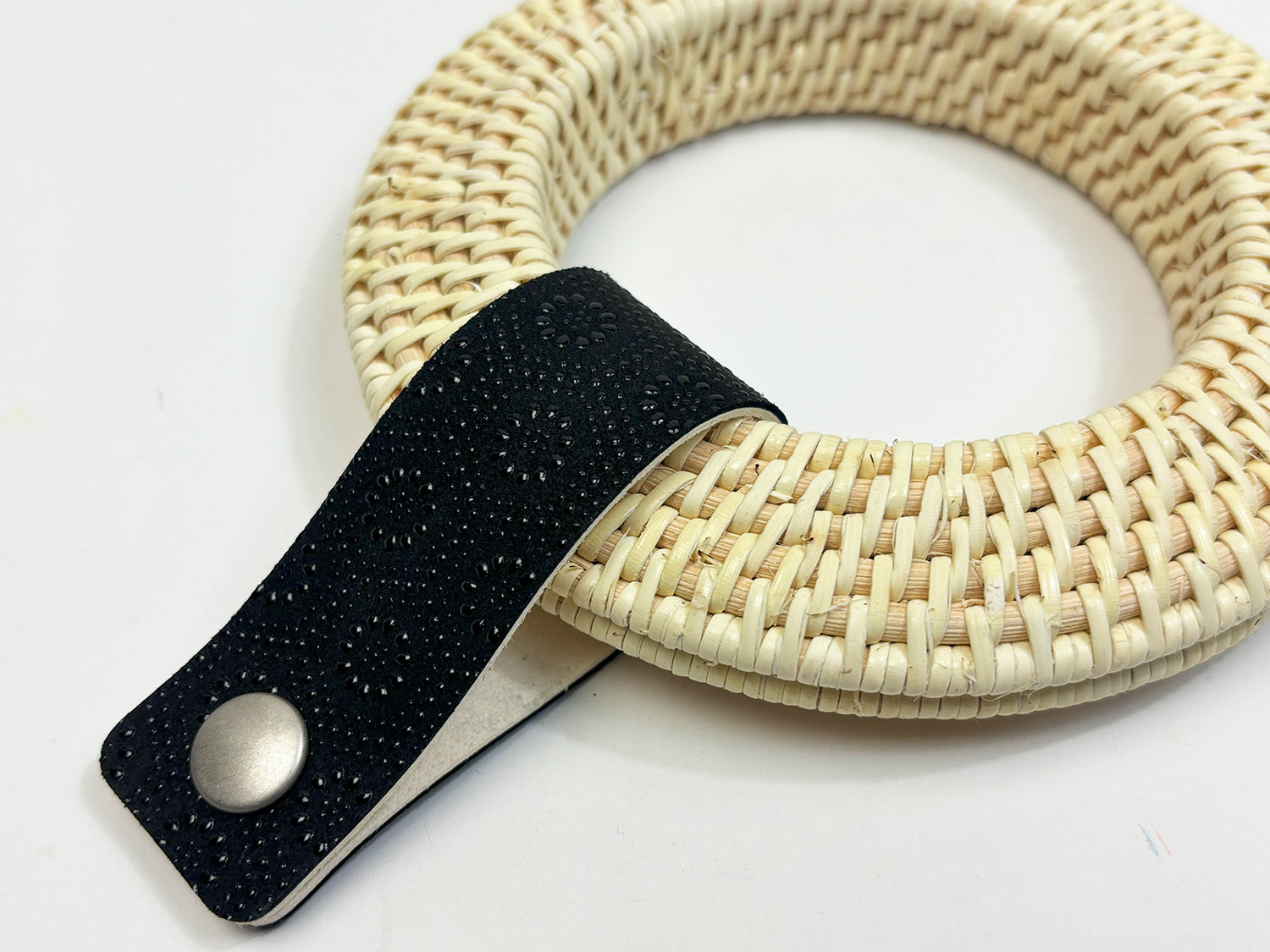 【C-140】 Turikawa INDEN (Tortoiseshell pattern) 印伝 ホック式 吊り革 亀甲柄