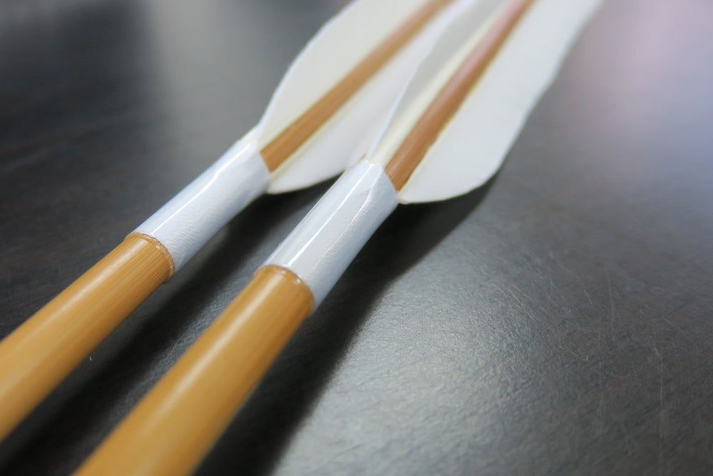 【o-210】Reisha Arrows custom-made bamboo arrows - :White Goose Wind Feathers - 1 set(2 arrows -one haya and one otoya) 竹矢 フルオーダー製作矢 礼射用 矢 白グース 風切 1手 弓道 弓具 特注